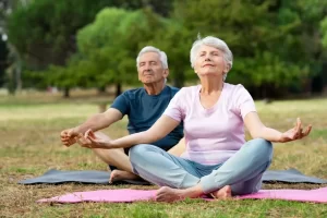 Yoga e Meditação para Idosos: Promovendo o Equilíbrio e a Serenidade